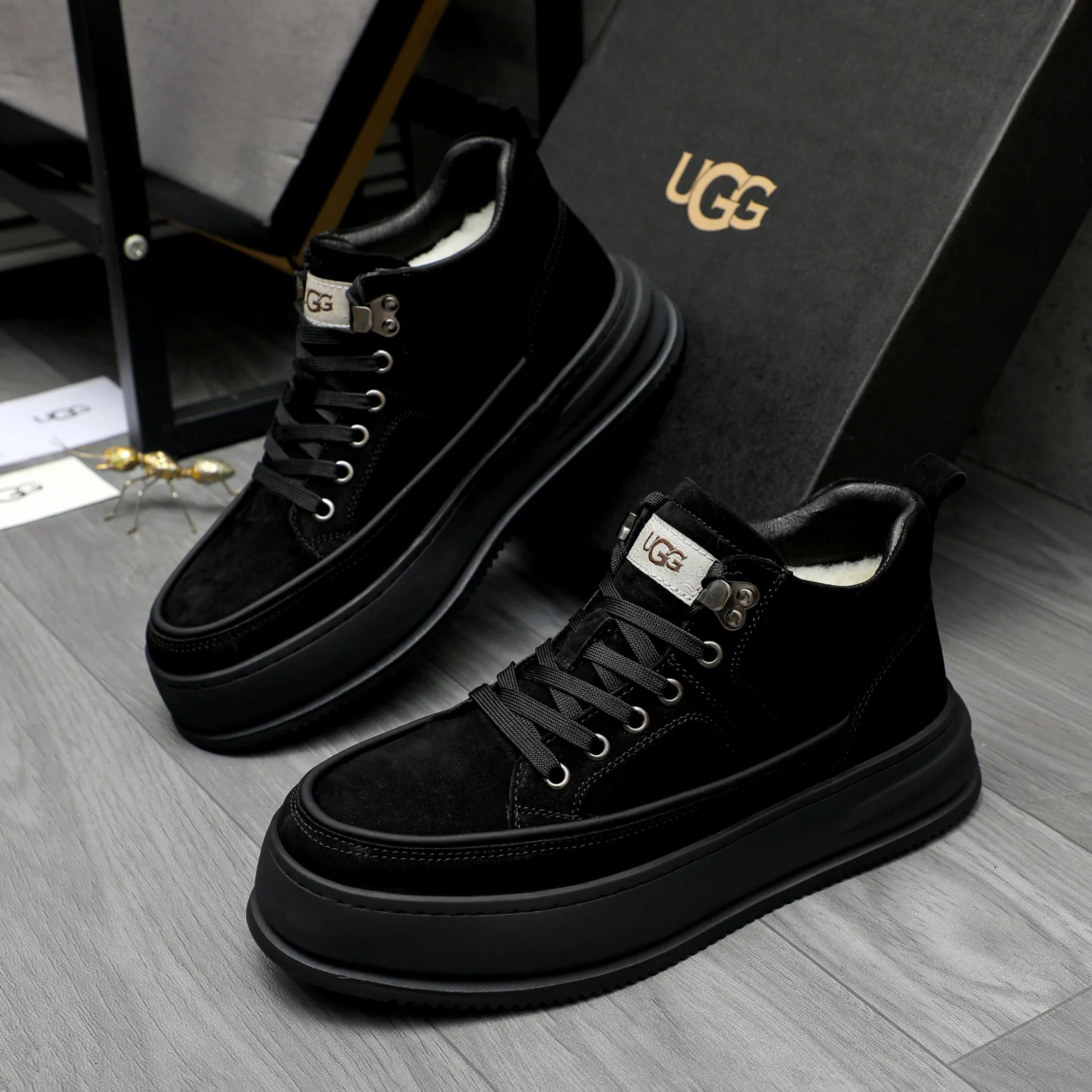 P620 Product trademark: "UGG" Gaobang men's shoes Regular size: 39-44 Product materials: Selected suede cowhide upper, wool lining, original outsole